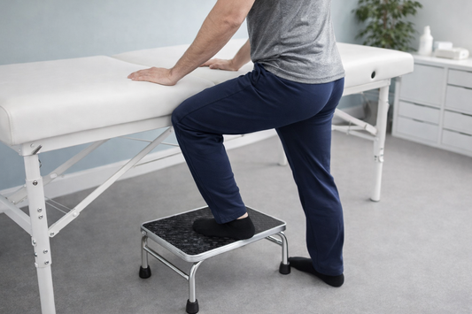 Banquito Escalón Antideslizante para Consultorio y Fisioterapia Plataforma de Apoyo para Subir a Camilla | Base Metálica Resistente